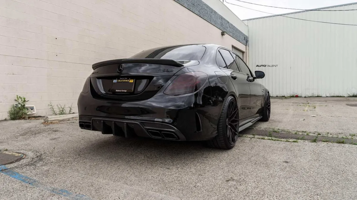 Mercedes-AMG C63 in Schwarz – Heckansicht